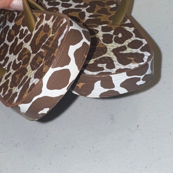Lilly Pulitzer Pool Flip Flop Chocolate My Favorite Spot Shoe Leopard Large 9/10 - Picture 2 of 6